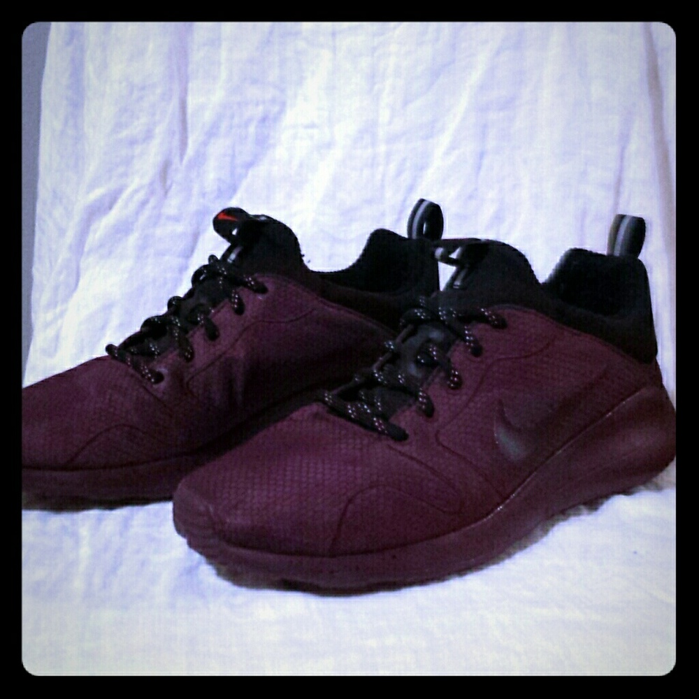NIKE TENNIS SHOES